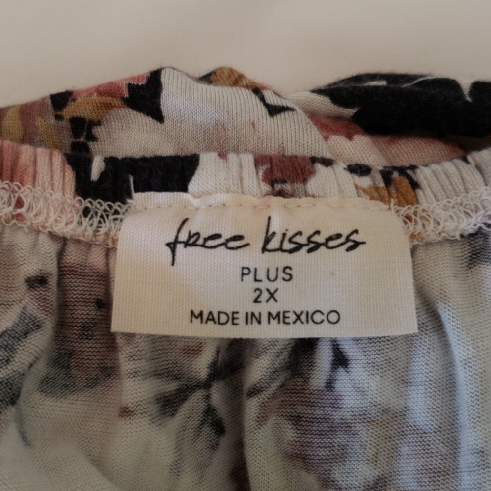 FREE KISSES RUFFLE TOP - Picture 4 of 5